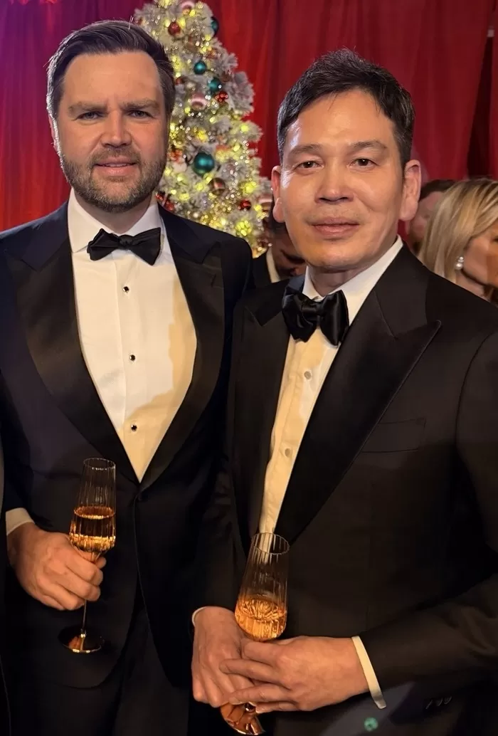 사진1. 정용진 신세계그룹 회장(오른쪽)과 J.D. 밴스 미국 부통령(왼쪽).jpg