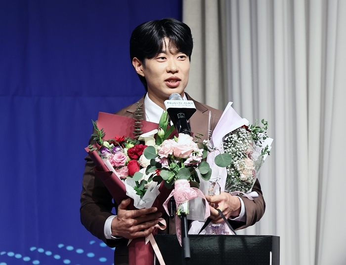 키움 히어로즈 송성문이 '2025 뉴트리디데이 일구상 시상식'에서 최고타자상을 수상한 뒤 소감을 밝히고 있다. 2025.12.8 / 뉴스1