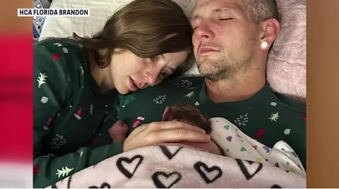 무뇌증 아이가 태어난 후 부모 품에 안긴 모습 [HCA 플로리다 브랜든 병원 제공]