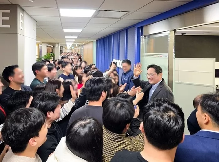 이재용 삼성전자 회장이 22일 삼성전자 화성캠퍼스를 방문해 임직원들과 인사를 나누고 있다. [사진=삼성전자]