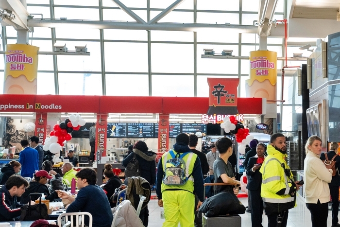 농심 미국 뉴욕 JFK 공항 '신라면 분식' 사진 (2).jpg