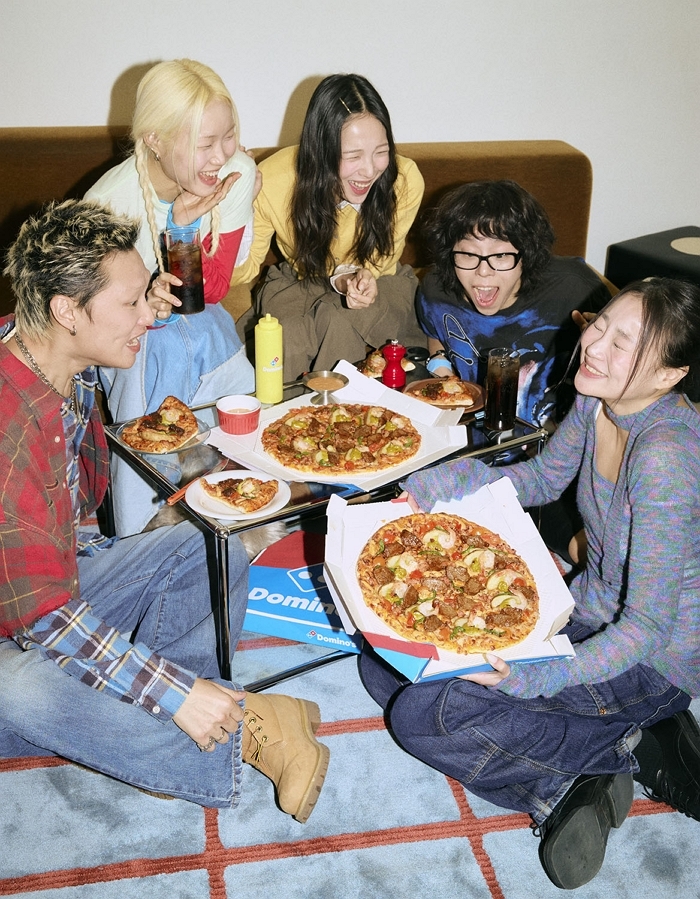 [도미노피자_사진자료] 도미노피자의 LA 치즈폴레 갈비 스테이크 피자를 즐기는 사진자료_1.jpg