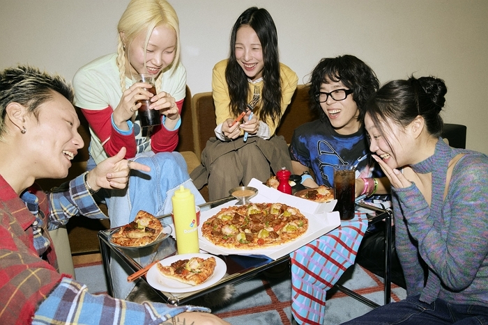 [도미노피자_사진자료] 도미노피자의 LA 치즈폴레 갈비 스테이크 피자를 즐기는 사진자료_2.jpg