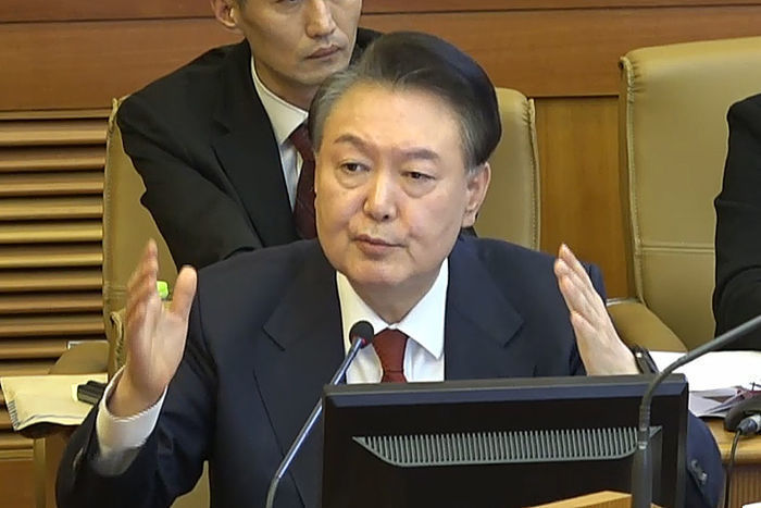 내란 재판 출석한 尹, 계엄 선포 이유 설명하며 ‘통닭’ 언급