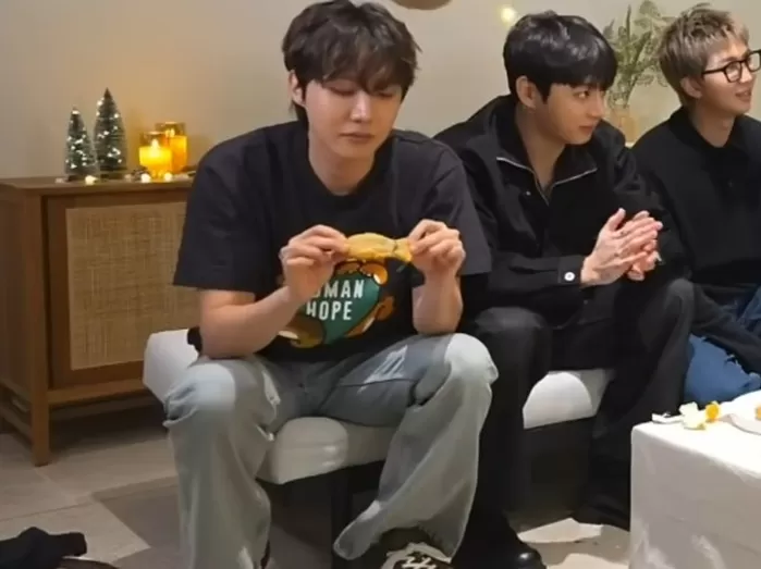 위버스 라이브 중 붕어빵을 먹는 BTS 제이홉 / 유튜브 캡처