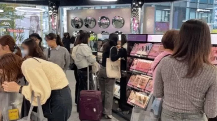 11월 1일 서울 중구 '올리브영 명동 타운' 색조 코너에서 외국인 관광객들이 상품을 살펴보고 있다. / 뉴스1