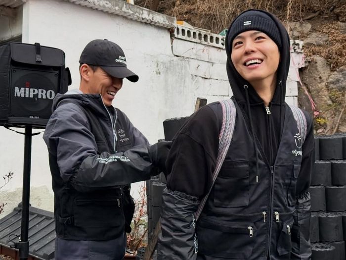 션·박보검, 추위 뚫고 연탄봉사... “선한 영향력 실천”