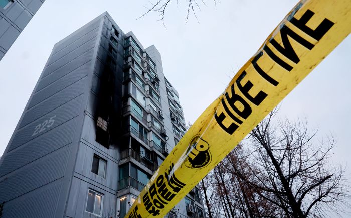 서울 방이동 아파트 화재 진압 중... “심정지 2명 이송”