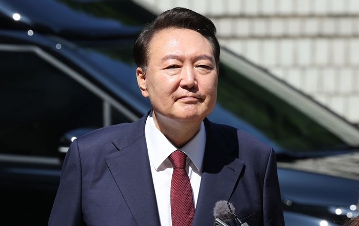 “액운 막기 위해”... 윤석열 전 대통령 부친 묘소에 철침 박은 70대 2명 체포