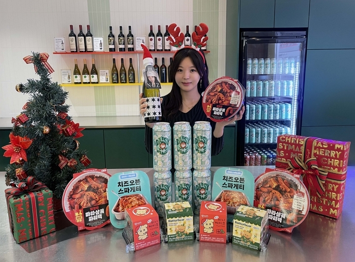 (사진2) GS25에서 초합리적 연말 홈파티를 위해 화제성, 가성비, 인기 상품들을 제안하며, 모델이 마라샹궈 파티팩과 행사 와인을 들고있다.jpg