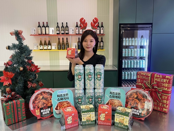 (사진1) GS25에서 초합리적 연말 홈파티를 위해 화제성, 가성비, 인기 상품들을 제안하며, 모델이 깜자초코미니케이크를 들고있다.jpg