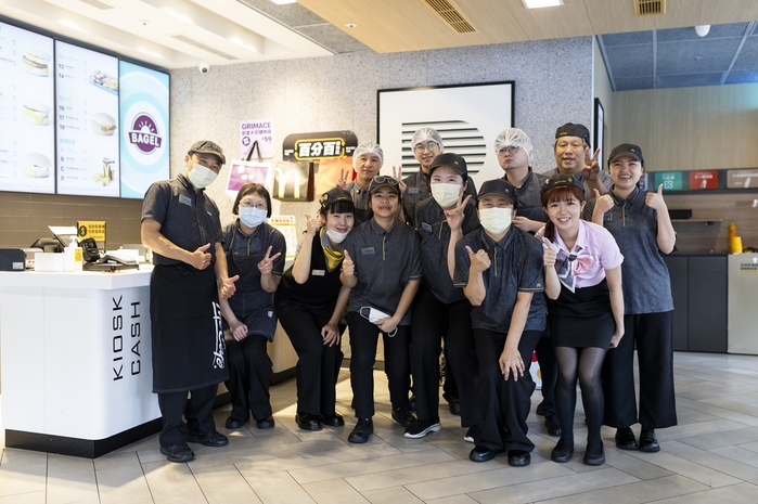 [보도사진1] 한국맥도날드가 지난 10월 30일부터 약 8주간 진행한 대만 지역 워킹홀리데이 프로그램을 성공적으로 마무리했다.jpg