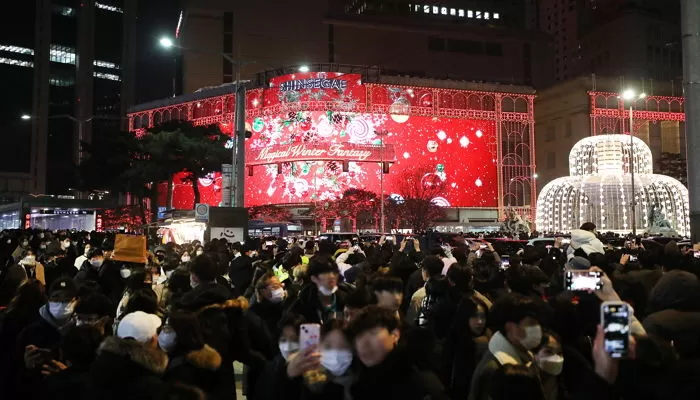 북적이는 어제(25일) 명동 거리/ 뉴스1