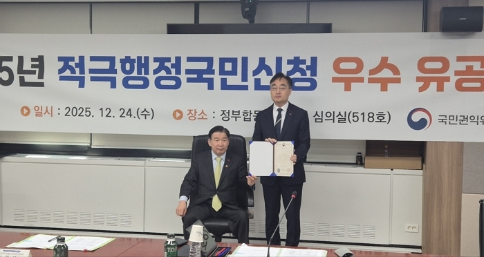 (보도사진1) 왼쪽부터 한전 준법경영실 이지성차장, 국민권익위원회 유철환 위원장.jpg