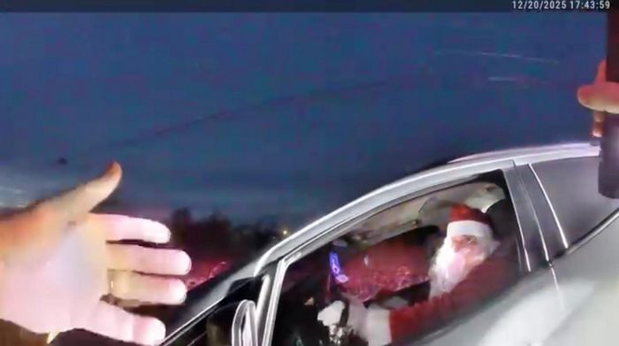 선물 늦을까봐?... 과속 단속 걸린 차에서 내린 ‘산타클로스’에 경찰이 보인 웃픈 반응 (영상)