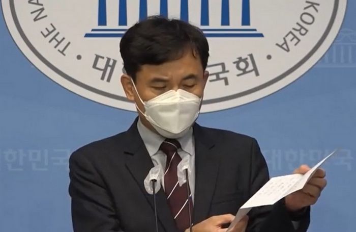‘李 뇌물 편지’ 조작 가능성 보고했지만 묵살?... 권익위, 대검 간부 경찰 수사 의뢰