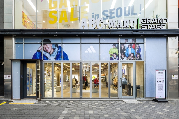 사진03_ABC마트, 아디다스와 ‘겨울 캠핑’ 콘셉트 성수 팝업 오픈.JPG