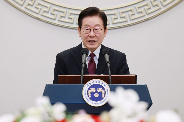 李 대통령의 2026년 연하장... “함께라면 어려움 이겨낼 수 있어”