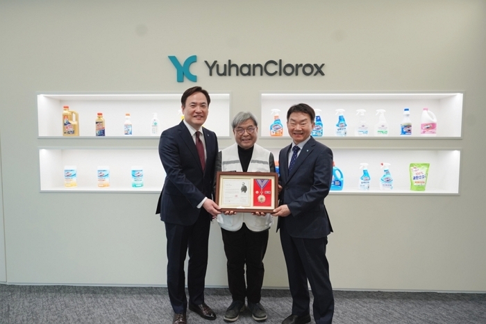 좌측부터 유한클로락스 김광호 대표, 대한적십자사 경기도지사 이재정 회장, 유한클로락스 박종현 대표.JPG