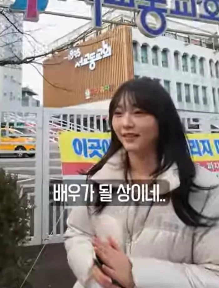 [서울=뉴시스] 배우 정웅인의 둘째 딸 정소윤이 유튜브 영상에 등장해 근황을 전했다. (사진=유튜브 채널 자까다 캡처) 2025.12.27. photo@newsis.com *...