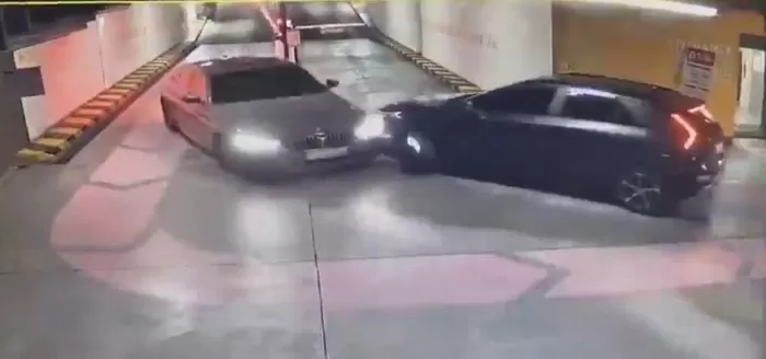 주차장에서 사고가 났던 영상을 캡처한 모습. [보배드림 캡처]