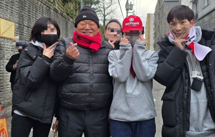 ‘정치 손절’ 김흥국, 연말 연탄 봉사... “따뜻한 겨울 보내세요”