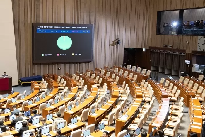 3일 서울 여의도 국회에서 열린 제430회국회(임시회) 제2차 본회의에서 12·3 윤석열 비상계엄 등에 대한 전담재판부 설치 및 제보자 보호 등에 관한 특별법안(대안) 수정안이 찬성 175표, 반대 2표, 기권 2표로 통과되고 있다 / 뉴스1