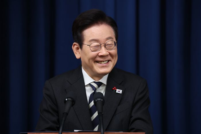 성동구청장 ‘공개칭찬’한 李 대통령, 경찰 고발당했다