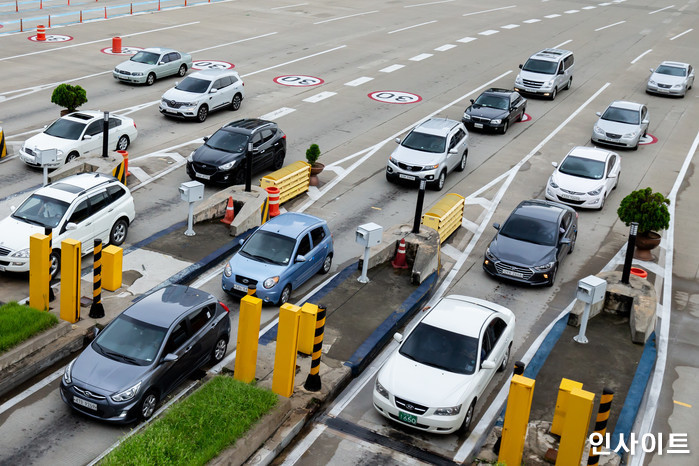 “내년 1월 1일부터 ‘이곳’ 통행료는 ‘절반’만 내세요”