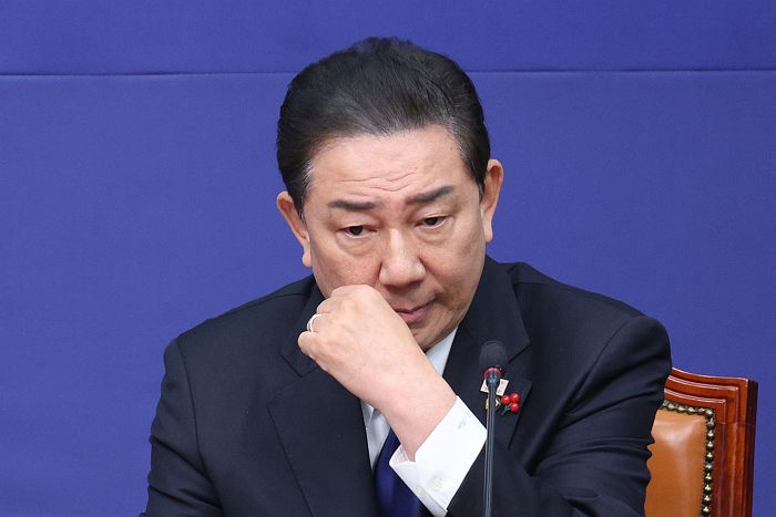 ‘특혜 의혹’ 잇달아 제기되는 김병기, 아내도 고발당했다