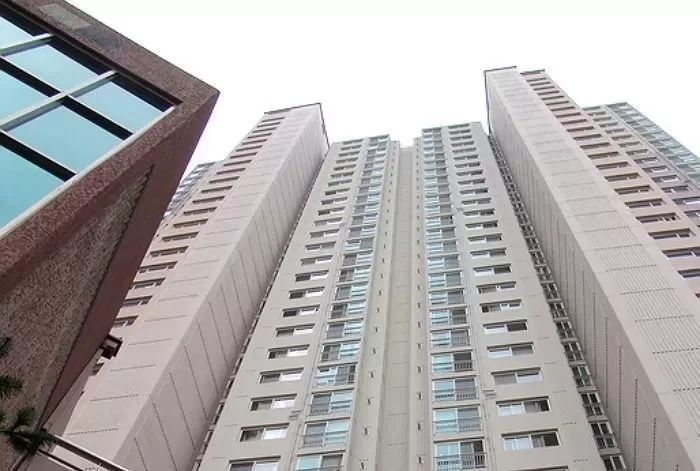 동탄 아파트서 일면식 없는 이웃에 흉기 휘두른 20대 남성