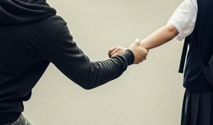 반려견 산책시키려 나갔는데 안 돌아와...스마트폰 ‘이 기능’ 사용한 아버지, 납치된 딸 극적 구조