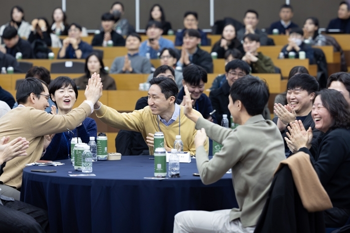 사진3. 정기선 HD현대 회장이 23일(화) 울산 HD현대중공업 인재교육원에서 MZ 직원들과 기업문화 개선 아이디어 공유회인 ‘하이파이브 데이’(HI-5 DAY)를 진행했다.jpg