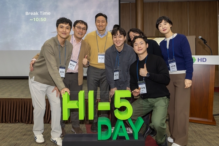 사진4. 정기선 HD현대 회장이 23일(화) 울산 HD현대중공업 인재교육원에서 MZ 직원들과 기업문화 개선 아이디어 공유회인 ‘하이파이브 데이’(HI-5 DAY)를 진행했다.jpg