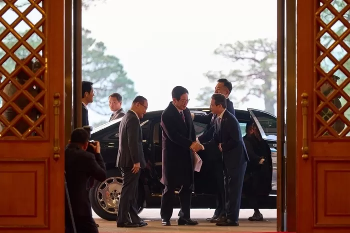 이재명 대통령이 29일 청와대로 첫 출근해 대기하고 있던 김용범 정책실장과 인사하고 있다. 사진 청와대