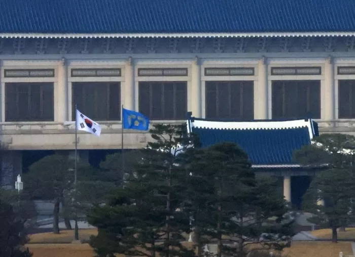 이재명 대통령이 청와대에 첫 출근한 29일 청와대에 봉황기가 게양돼 있다. 뉴스1