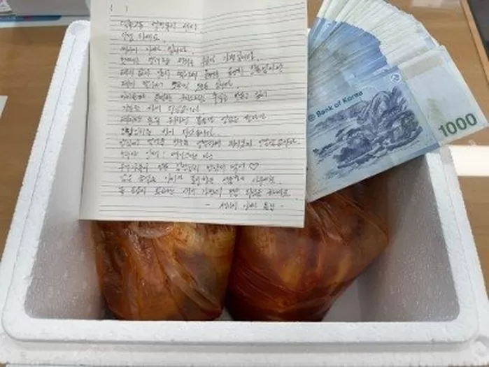 부산 북구 덕천지구대에 한 기초생활수급자가 두고 간 김치와 현금 3만5000원 / 부산 북구