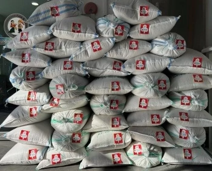 경남 거창군 가조면 행정복지센터 앞에는 ‘7인의 천사’로 불리는 주민이 두고 간 쌀 포대가 쌓여 있다 / 경남 거창군