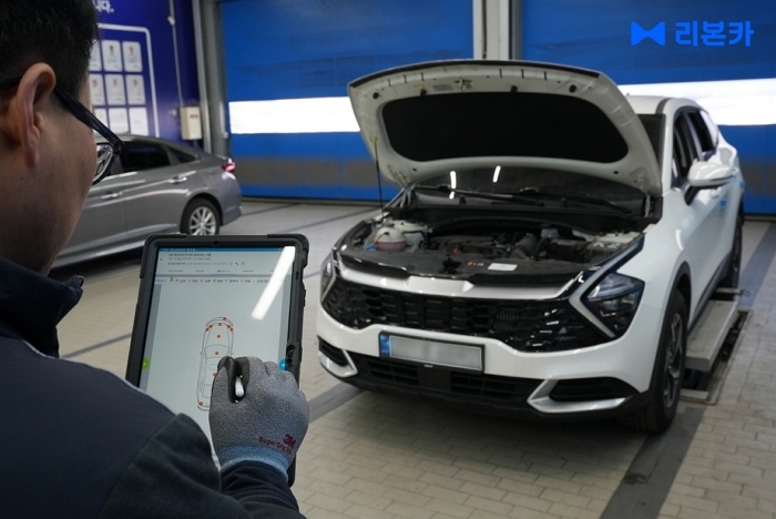 [사진자료] 리본카의 전문 정비사가 ‘RQI’를 기반으로 배터리 등 주요 부품의 상태를 정밀 점검하고 있다. (이미지 제공=리본카).jpg
