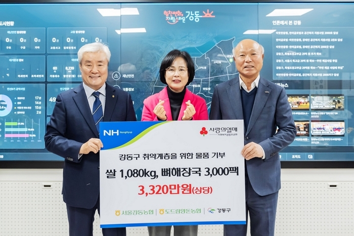 [사진1] 이수희 강동구청장(가운데)이 박광욱 도드람양돈농협 조합장(오른쪽), 박성직 강동농협 조합장(왼쪽)과 함께 물품 전달식 기념촬영을 하고 있다.jpg