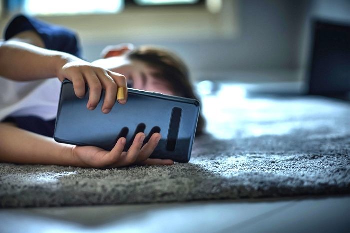 “13살 전에 스마트폰 쓰기 시작한 아이들...잠 못 자고 뚱뚱해진다” (연구)