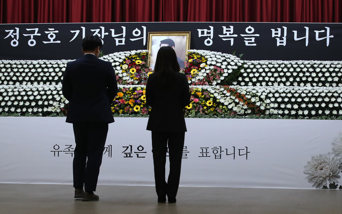 지난 4월 9일 대구 동구청에 마련된 산불 진화 헬기 조종사 故 정궁호 기장의 분향소를 찾은 시민들이 헌화하며 명복을 빌고 있다. 2025.4.9/뉴스1 