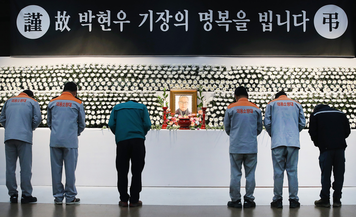 지난 3월 28일 오전 경북 의성군청소년문화의집에 마련된 산불 진화 헬기 추락 사고 희생자 고(故) 박현우 기장의 분향소를 찾은 의용소방대원들이 애도하고 있다. 2025.3.28/뉴스1