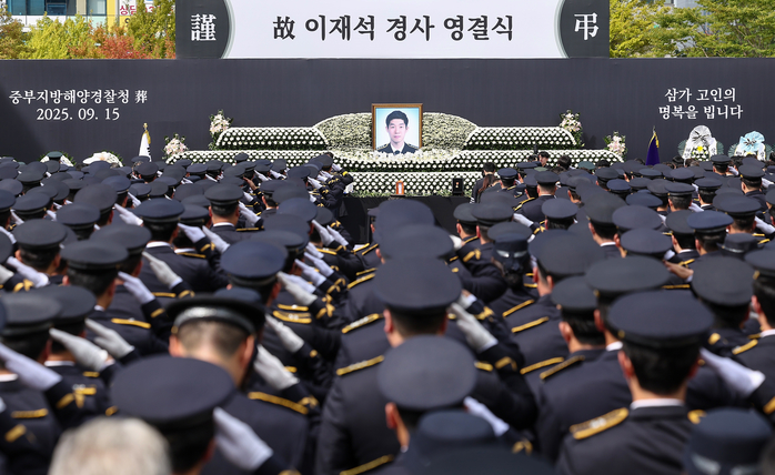 지난 9월 15일 인천 서구 인천해양경찰서에서 영흥도 갯벌에 고립된 70대 중국인을 구조하다 숨진 故 이재석 경사의 영결식이 엄수되고 있다. 2025.9.15/뉴스1