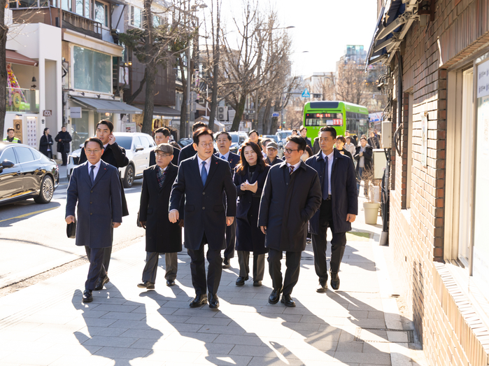 origin_삼청동일대둘러보는이재명대통령.jpg