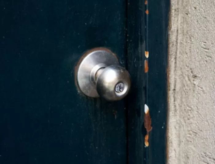 “절대 당황하지 마세요”... 화장실 문고리 고장으로 갇혔을 때 탈출법