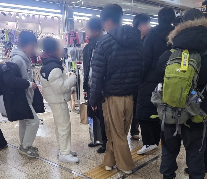 오늘 홍대에서 겪은 문화충격매우 고급진 페딩을 입은 초등학생무리가 저 연두색 베낭 할아버지를 약올리고 나잡아봐라~ 하듯 추격전을 하고 있었다. 저 하얀 초딩이 할아버지를 조.jpg