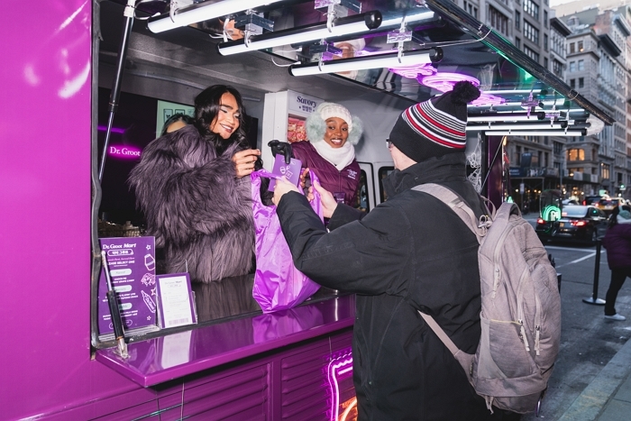 2512_보도사진_LG생활건강_닥터그루트 미국 뉴욕 팝업 트럭 행사 3_인플루언서 ‘브렛맨 락(왼쪽)’이 닥터그루트 제품을 증정하고 있다..jpg