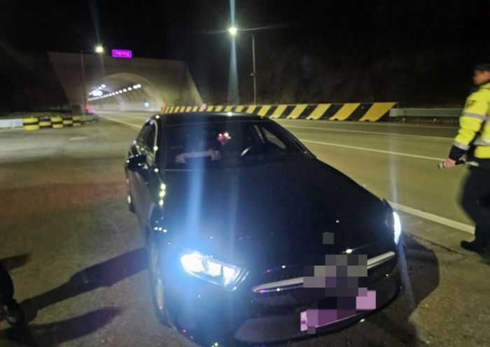 만취한 40대 운전자 고속도로서 갑자기 유턴... 8.5km 역주행하다 트럭과 충돌