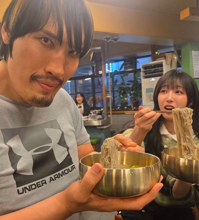 쯔양, ‘MBC연예대상’ 인기상 수상 후 먹방... 최홍만과 냉면 인증샷